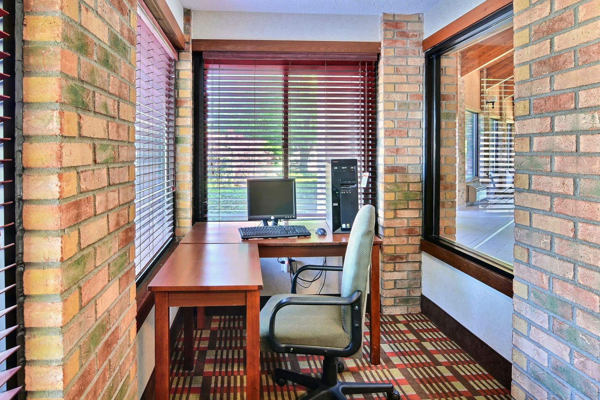 Quality Inn East Liverpool Екстер'єр фото